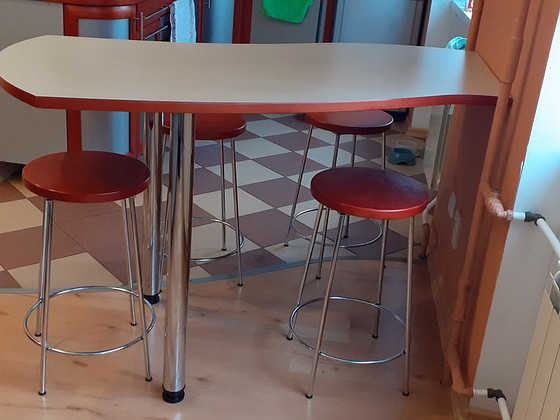 Köögilaud ja neli taburetti