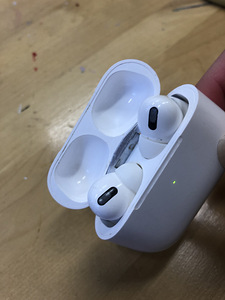 AirPods Pro (1 фото из 3)