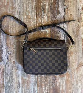 Louis Vuitton (2 фото из 3)