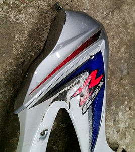 Suzuki GSX-R1000 2008 повреждённый пластик правого борта (2 фото из 2)