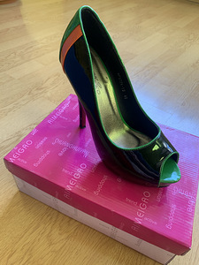 Черные туфли на высоком каблуке (2 фото из 3)