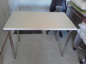 White wooden top, steel legs and frame, table (1 foto / 3)