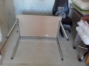 White wooden top, steel legs and frame, table (2 foto / 3)