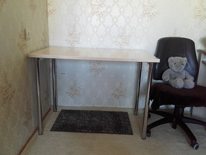 White wooden top, steel legs and frame, table (3 foto / 3)