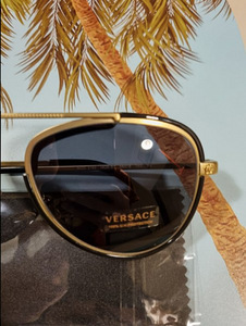 Солнцезащитные очки Versace (4 фото из 5)