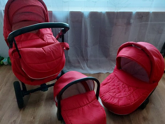 Продам приличную коляску 3 в 1.