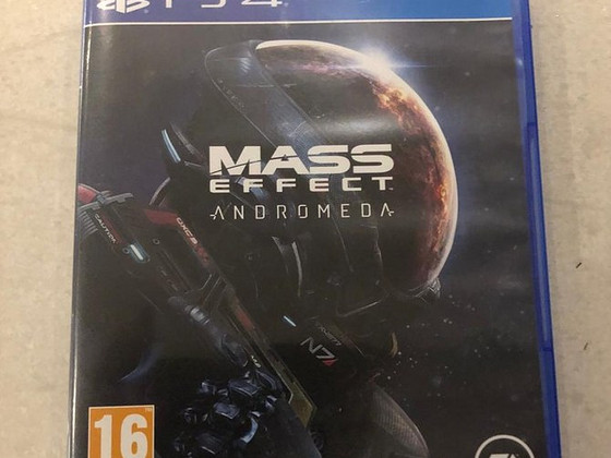 PLAYSTATION 4 MASS EFFECT