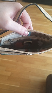 Продать наручную сумку Guess | (3 фото из 3)