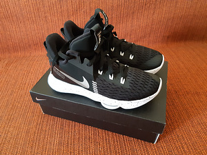 LeBron Witness V korvpallijalats, suurus 42 (1 foto / 2)