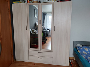 Suure peegliga riidekapp (1 foto / 3)