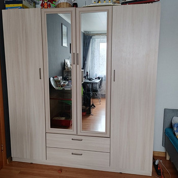 Suure peegliga riidekapp
