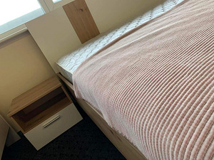 Кровать имеет размер 180*200 см + 2 тумбочки (2 фото из 2)