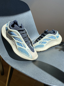 Adidas Yeezy 700 V3 Kyanite (1 foto / 1)
