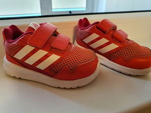 Детские кроссовки Adidas (2 фото из 3)