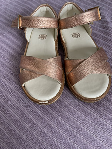 Clarks сандалии на девочку (1 фото из 3)