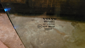 Volvo S60 parem esiukse klaas (3 foto / 3)