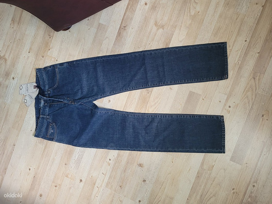 Продать новые оригинальные джинсы Gant