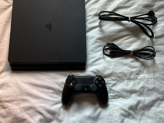 Продам Playstation 4 Slim 500гб.