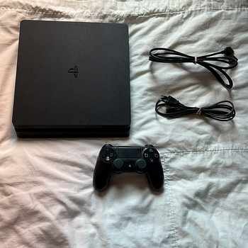 Продам Playstation 4 Slim 500гб.