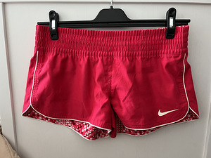 Lühikesed püksid Nike M suurus (1 foto / 2)