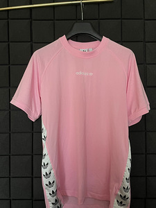 Adidias pink T shirt (1 foto / 2)