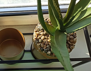 METAL PLANTER. (1 foto / 5)