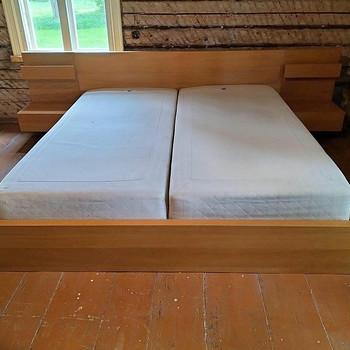 Super king-voodi madratsite ja abilaudadega / King size bed