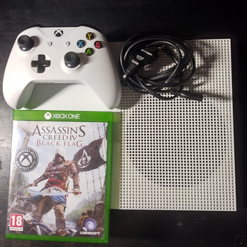 Xbox One S с Assassins Creed IV Black Flag выставлен на прод
