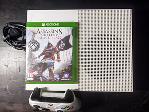 Müüa Xbox One S koos Assassins Creed IV Black Flag ja Fifa16 (2 foto / 2)