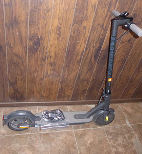Электросамокат Xiaomi Mi Electric Scooter 1S + Зарядка (2 фото из 5)