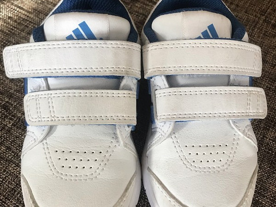 Детские кроссовки adidas, размер FR22/US6K