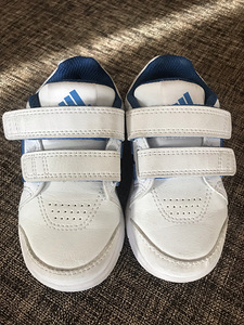 Детские кроссовки adidas, размер FR22/US6K (1 фото из 5)