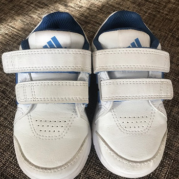 Детские кроссовки adidas, размер FR22/US6K