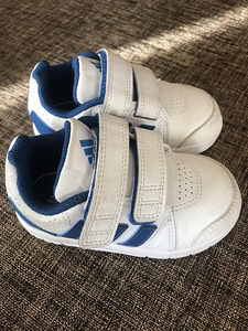 Детские кроссовки adidas, размер FR22/US6K (2 фото из 5)