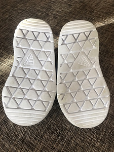 Детские кроссовки adidas, размер FR22/US6K (5 фото из 5)