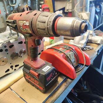 Milwaukee V28