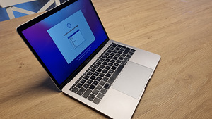 Apple Macbook Pro 2017, 2x Thunderbolt3 (3 фото из 4)