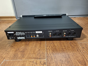 Цифровой предусилитель mcIntosh D150 (3 фото из 3)