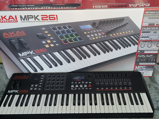 Миди-клавиатура Akai mpk261
