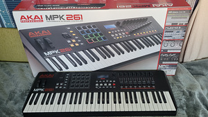 Миди-клавиатура Akai mpk261 (1 фото из 6)