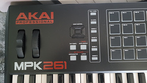 Миди-клавиатура Akai mpk261 (3 фото из 6)
