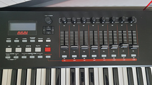 Миди-клавиатура Akai mpk261 (4 фото из 6)