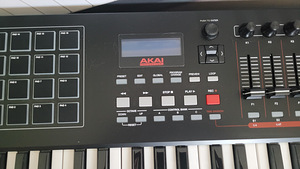 Миди-клавиатура Akai mpk261 (5 фото из 6)
