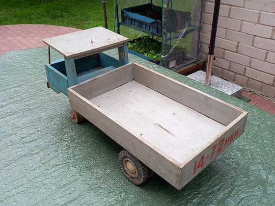 Старинный автомобиль - игрушка
