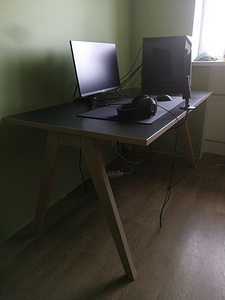 Стол (2 фото из 2)