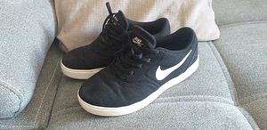 Кроссовки NIKE (1 фото из 2)