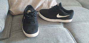 Кроссовки NIKE (2 фото из 2)