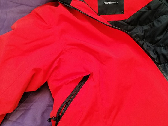 Peak Performance — КУРТКА VM6 SKI INSULATED 2L (размер M)