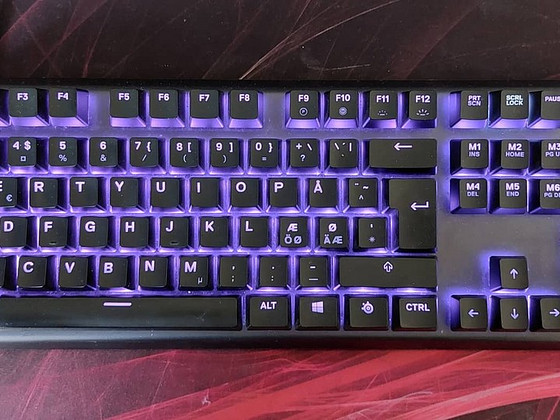 Müüa hästi hoitud Steelseries Apex 5 klaviatuur.