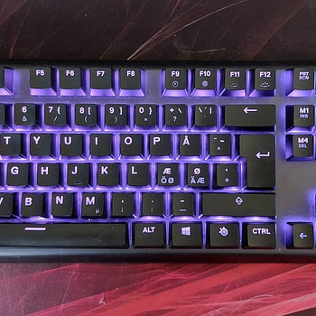 Продам клавиатуру SteelSeries Apex 5 в отличном состоянии.